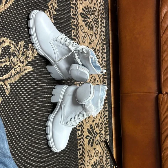 Stylish White Women's Boots size 9.5 - Picture 1 of 8